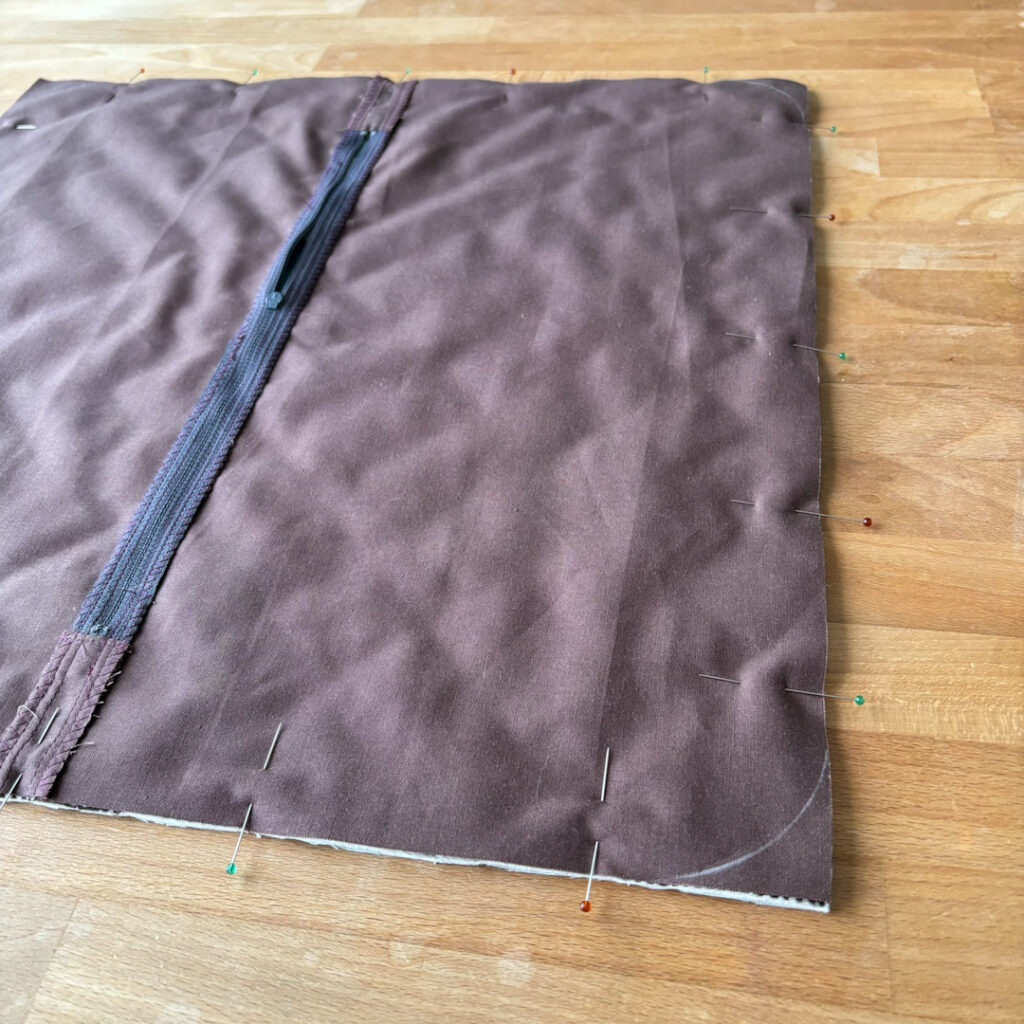 Apples & Beavers - pillow tutorial: Joining the front and back panels